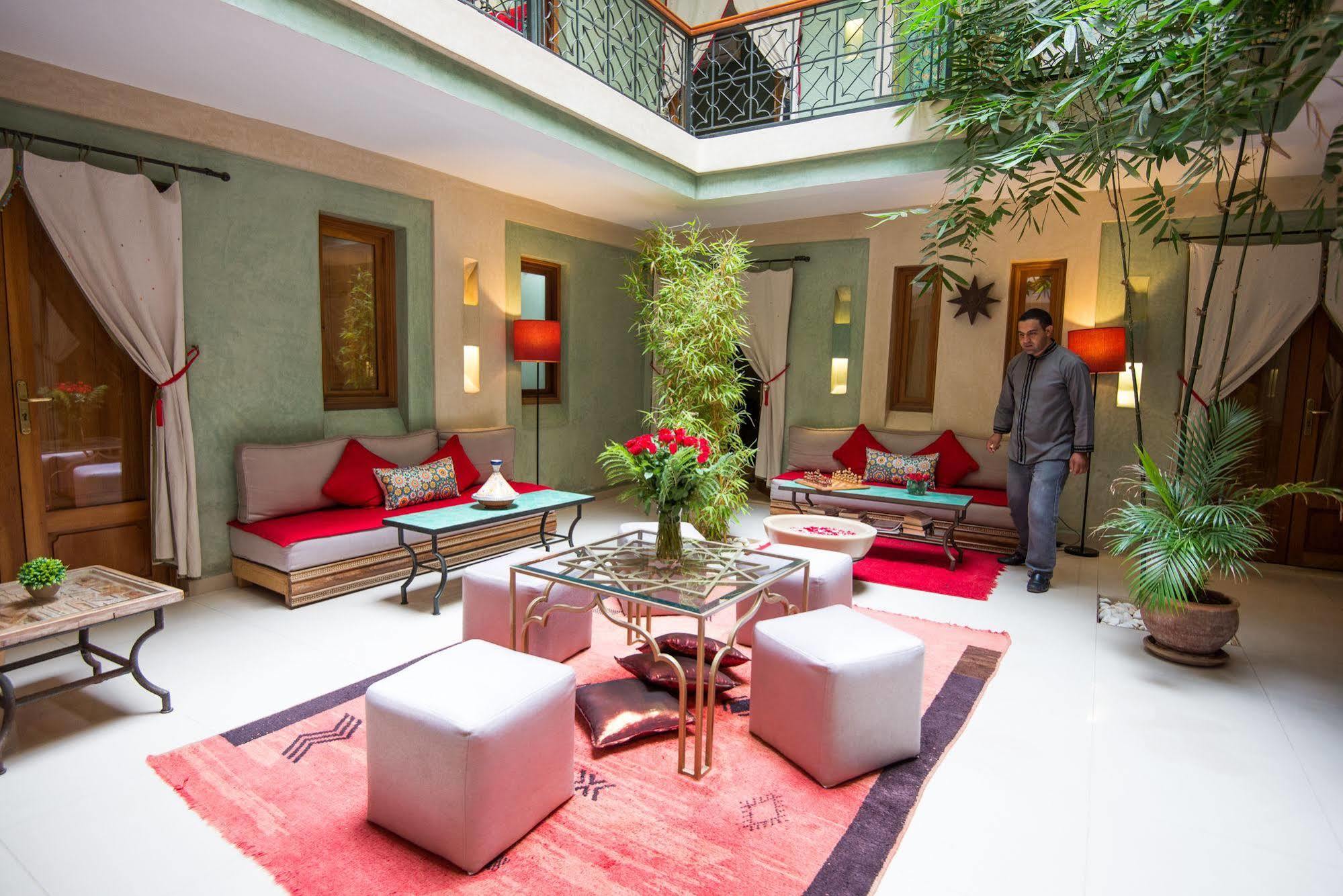 Riad L'heure D'eté 4*